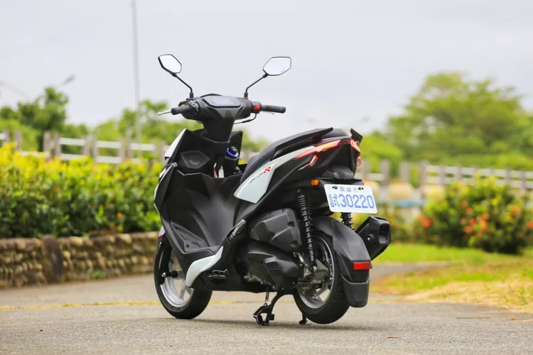 KYMCO RTS R 165無論是外型質感、配備陣容、動力科技，乃至於無法量化的騎乘樂趣，方方面面的確均讓人耳目一新。林浩昇攝