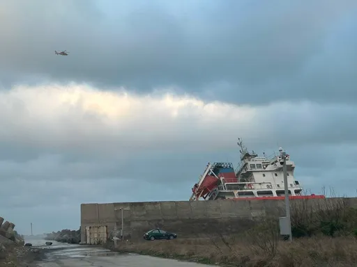 巴拿馬籍油輪台中港外海擱淺 14人獲救!1陸籍船員跳海失蹤
