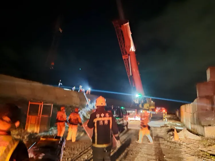 台中港外海油輪擱淺，各單位忙著救人。民眾提供