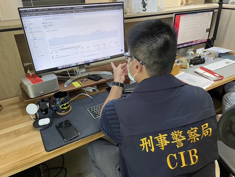 警方搜索該2個網紅平台。警方提供