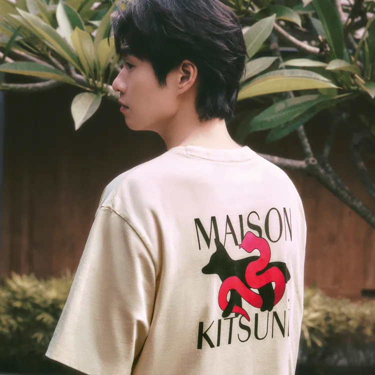 印花T恤背後的側影狐狸以靈蛇環繞。品牌提供