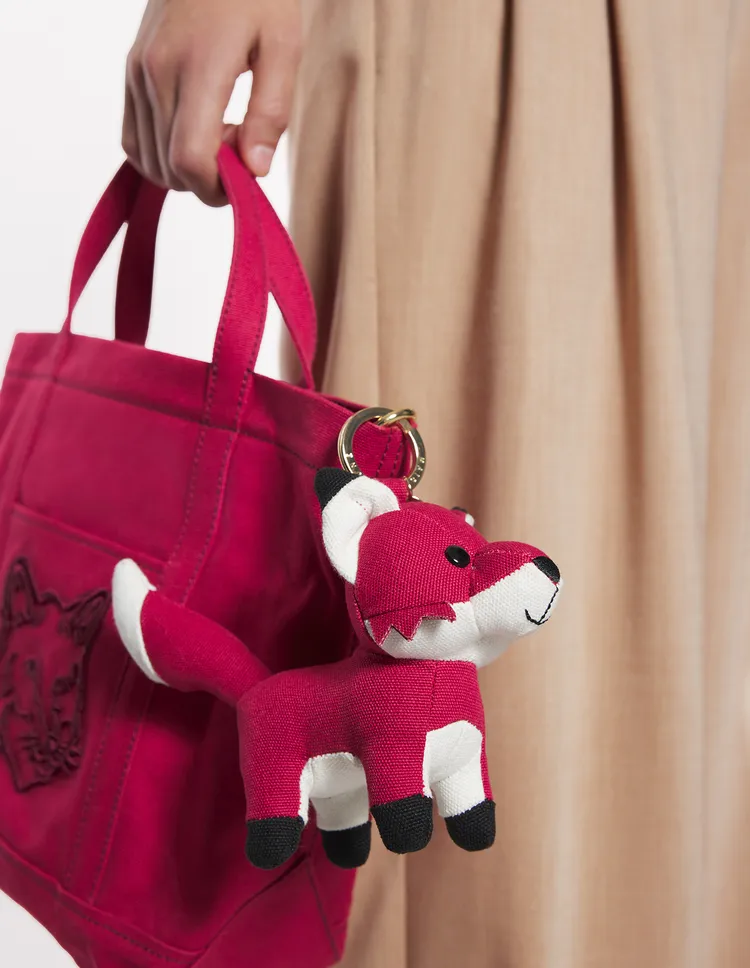 小狐狸吊飾可以點綴造型。品牌提供