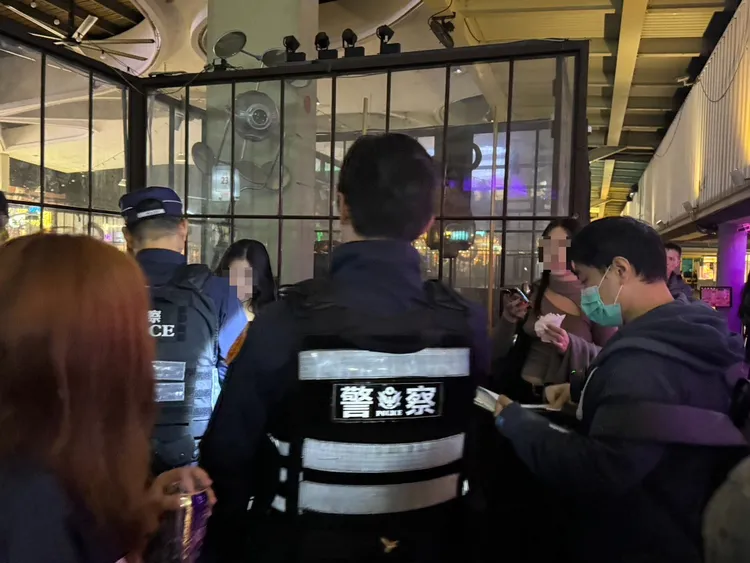 衛生局協同警方至現場稽查。記者張綵茜攝