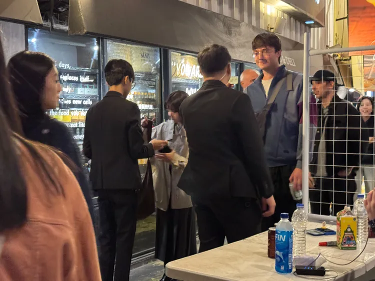 廠商安排安管人員在入口處進行安檢。攝影中心