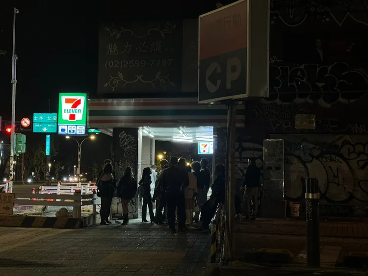 附近便利商店人潮聚集，讓樓上住戶苦不堪言。記者張綵茜攝