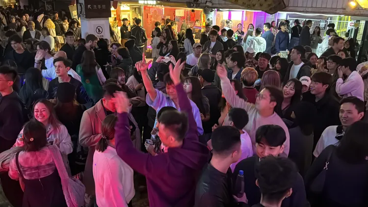 圓山花博夜晚人潮聚集衍生諸多問題。攝影中心