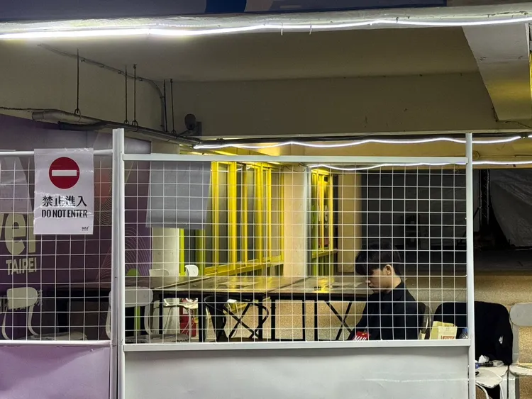 廠商架設圍籬、封閉飲食區進出口。記者張綵茜攝
