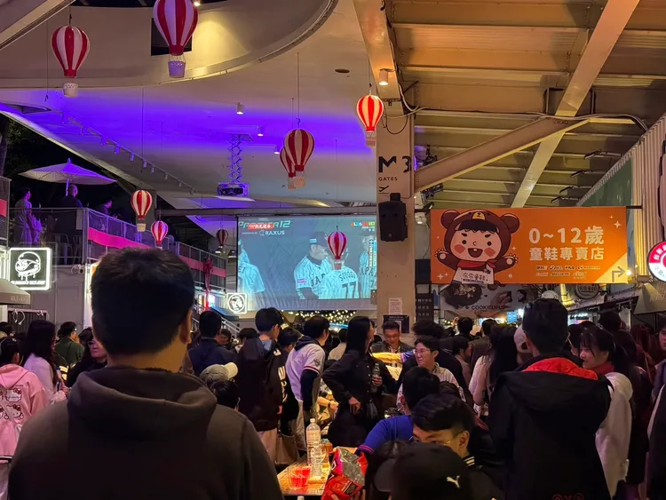 世界12強棒球賽時人潮聚集。記者張綵茜攝