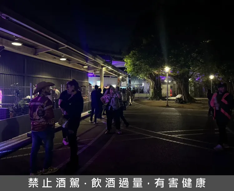 飲食區另一側民眾在圍籬外排隊入場。記者張綵茜攝