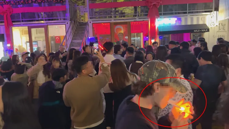 外籍客也在花博公園內大喇喇點火抽菸。攝影中心