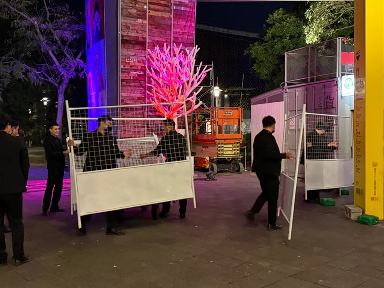 議員抓包廠商私自架設圍籬圈地營業已觸法。攝影中心