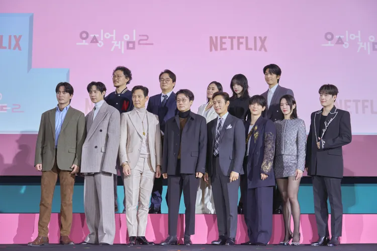 黃東赫（前排左四）率領李陣郁（前排左起）、朴成焄、李政宰、李秉憲、任時完、朴圭瑛、姜河那、梁東根（後排左起）、李誓環、姜愛心、曹柔理、魏嘏雋出席《魷魚遊戲2》記者會。Netflix提供
