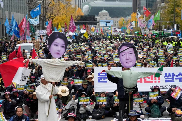 韓國民眾走上街頭要尹錫悅夫婦下台。美聯社