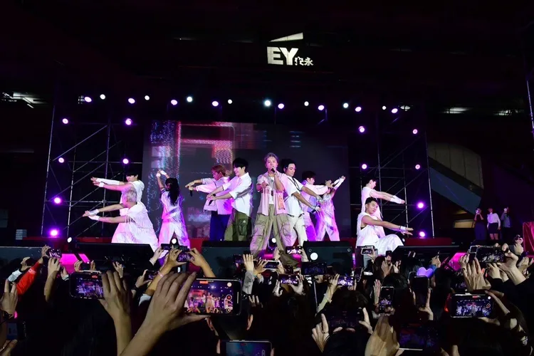 Energy登場，勁歌熱舞high翻安永尾牙。安永提供