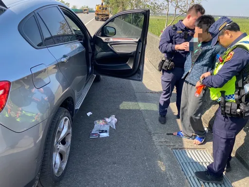男毒駕撞飛機車騎士落跑　嘉義警攔截圍捕！車上起獲咖啡包、喪屍煙彈