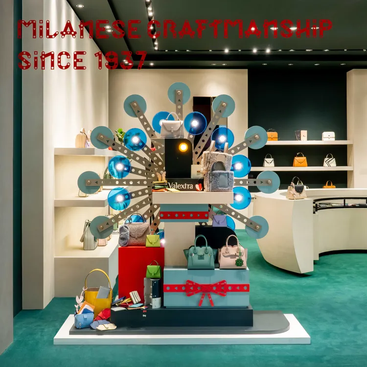 Valextra在台北SOGO敦化店打造以「孔雀」為主題的聖誕櫥窗。品牌提供