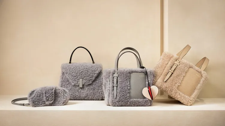 Iside和Bucket系列手袋換上了柔軟的羊毛氈材質，價格店洽。品牌提供