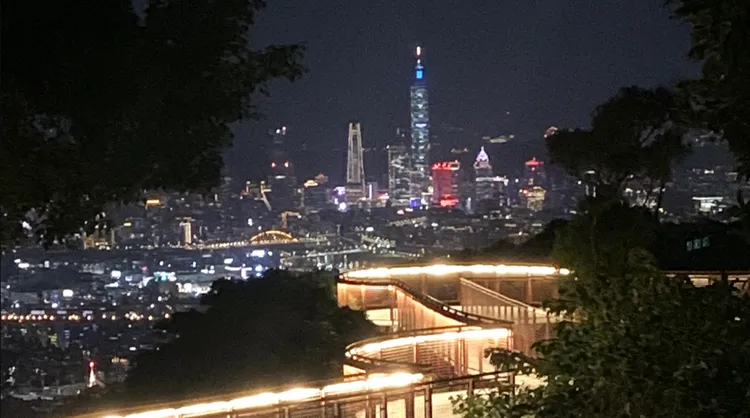 碧山露營場S型空中廊道是觀看台北101煙火的絕佳景點。北市大地處提供