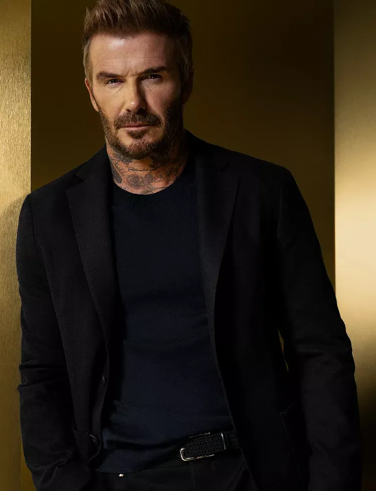 貝克漢以西裝外套內搭圓領毛衣。品牌提供