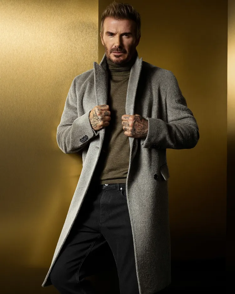 貝克漢搭配長版大衣穿出型男魅力。品牌提供