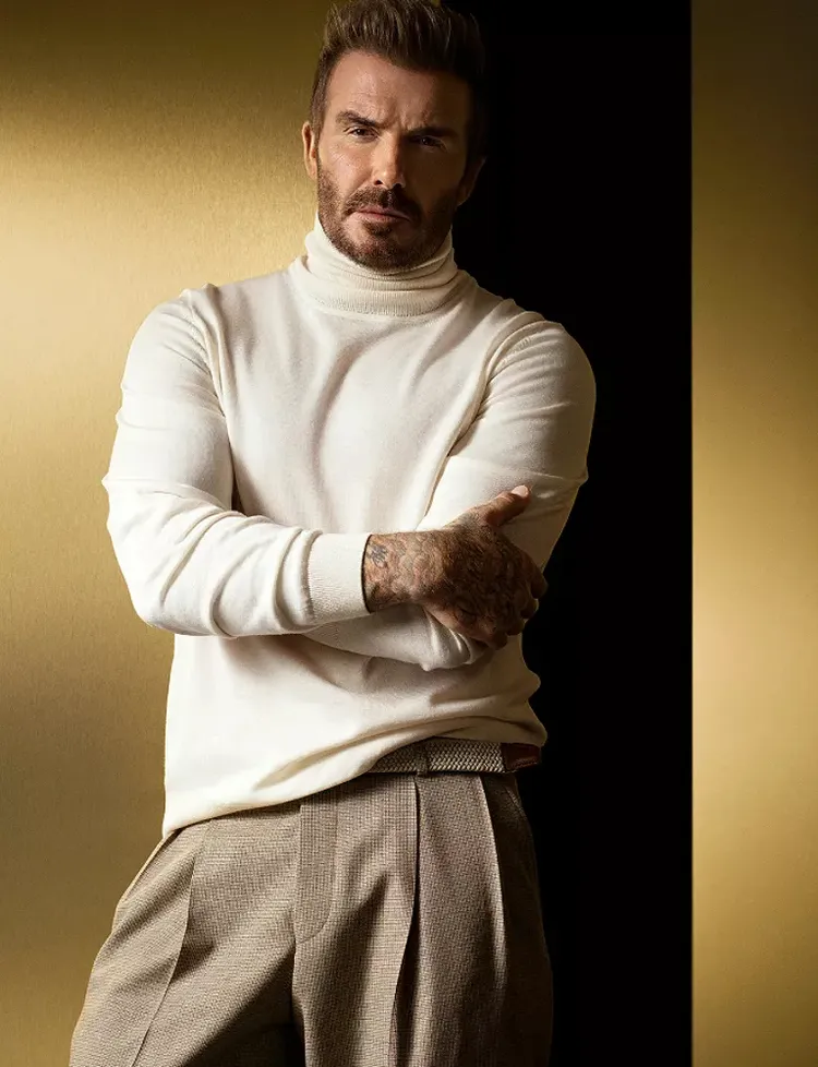 貝克漢換上簡約白色高領毛衣。品牌提供
