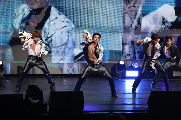 JUN.K（左起）、祐榮、尼坤唱到一半扒開上衣，露出結實腹肌。彭欣偉攝