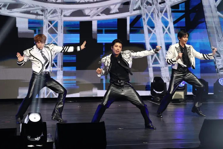 JUN.K（左起）、祐榮、尼坤勁歌熱舞。彭欣偉攝