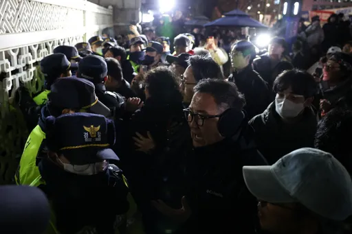 尹錫悅宣布緊急戒嚴　國會嚴格管制出入爆發推擠