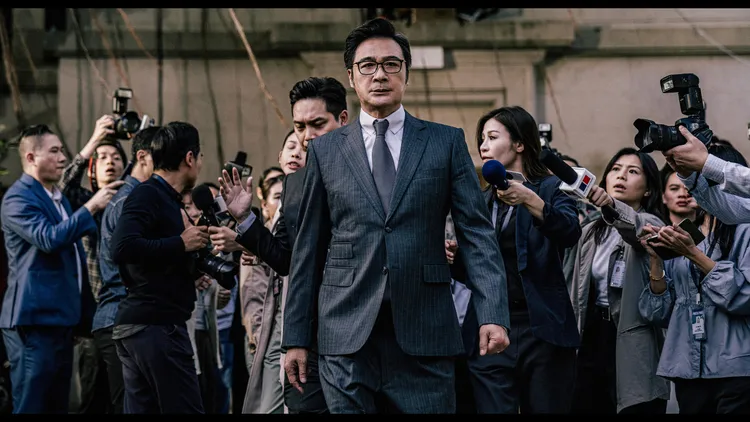吳鎮宇在電影中扮演新晉檢查官甄子丹在律政司長官。華映提供