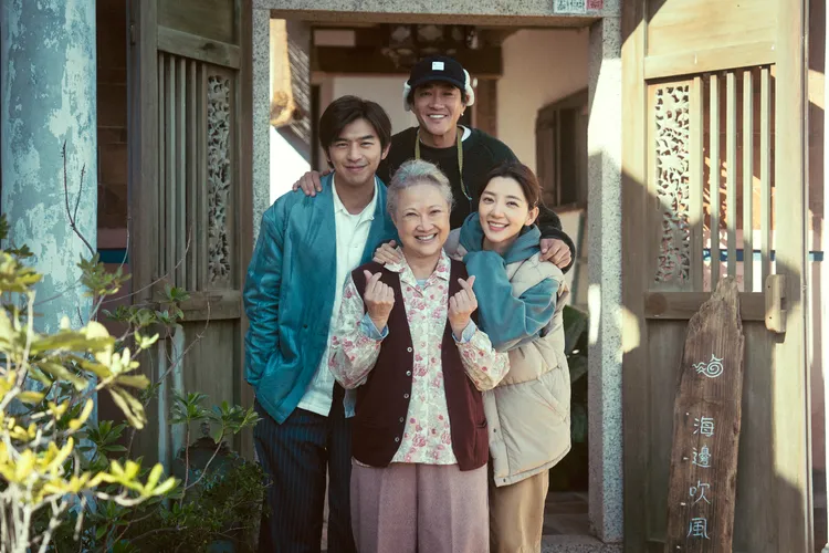 何潤東（後）、主演郭雪芙（右）和飾演奶奶的洪慧芳（前）在新加坡ATF一起為戲宣傳。大川大立提供