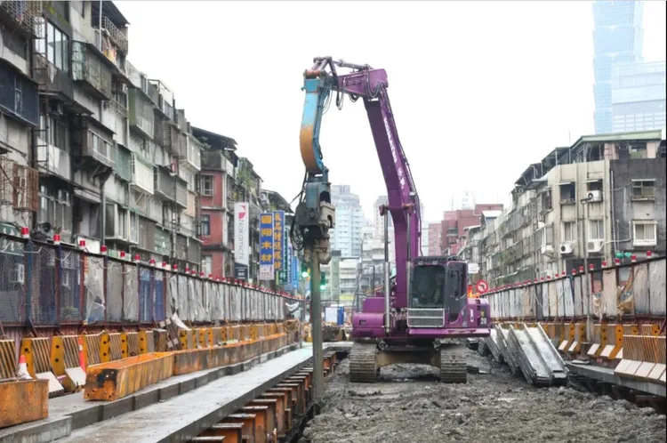 台北捷運信義線東延段工程「隧道挖歪」影響46戶民宅。 台北捷運局提供