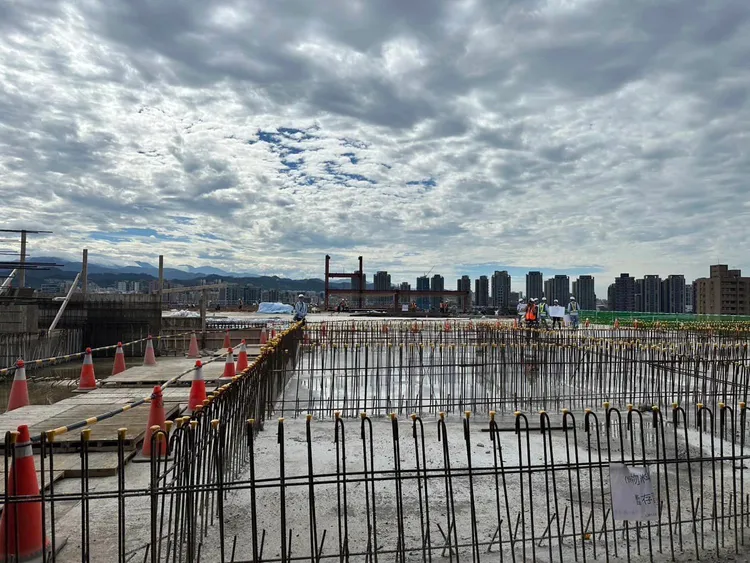 台北市議會赴第一魚果市場考察，發現魚產新大樓6至8樓的規劃不明確。翻攝市議員張文潔臉書