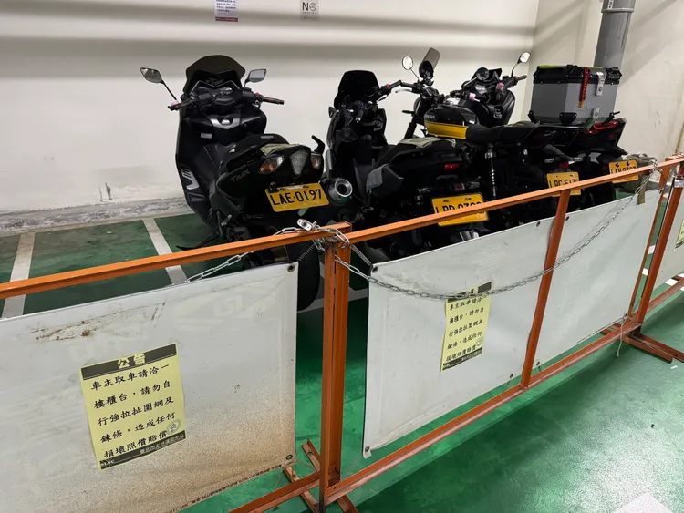 士林運動中心館方對長期停占車輛強制上鎖，仍有許多車主不願移車。攝影中心