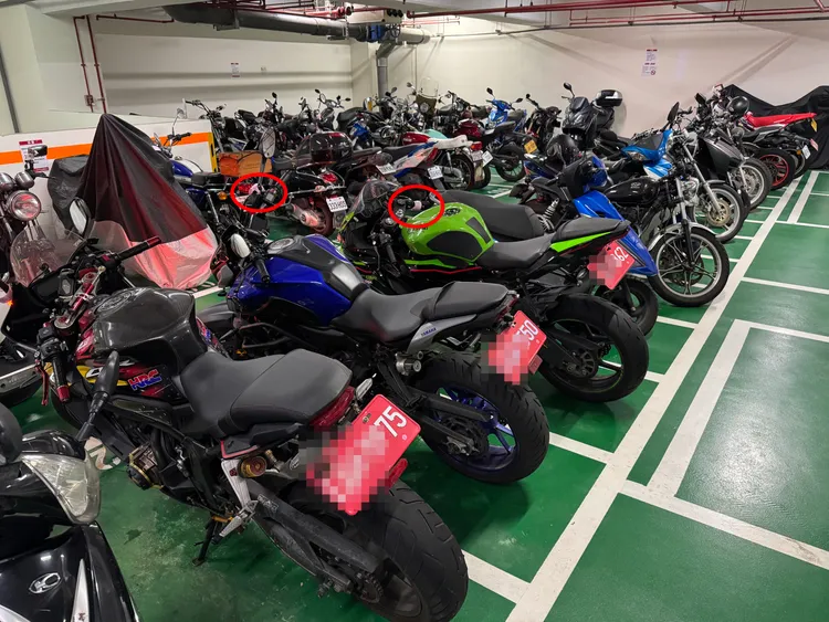 士林運動中心停車場疑似重機車行整齊併排多輛大型重機，當成遮風避雨又有監視器保安的免費車庫。讀者提供