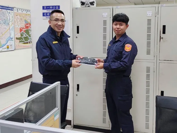 分局長林國民送給同仁禦寒手套。警方提供