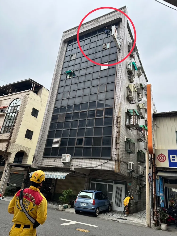 連男懸在大樓窗台前後約18分鐘，目擊民眾嚇傻。民眾提供