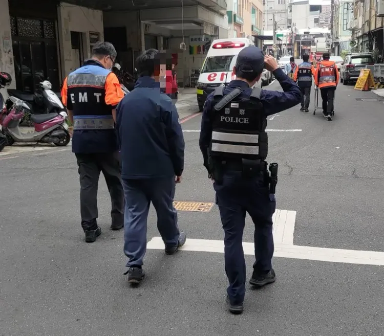 連男被消防隊員救下，徒步走向救護車送醫。民眾提供