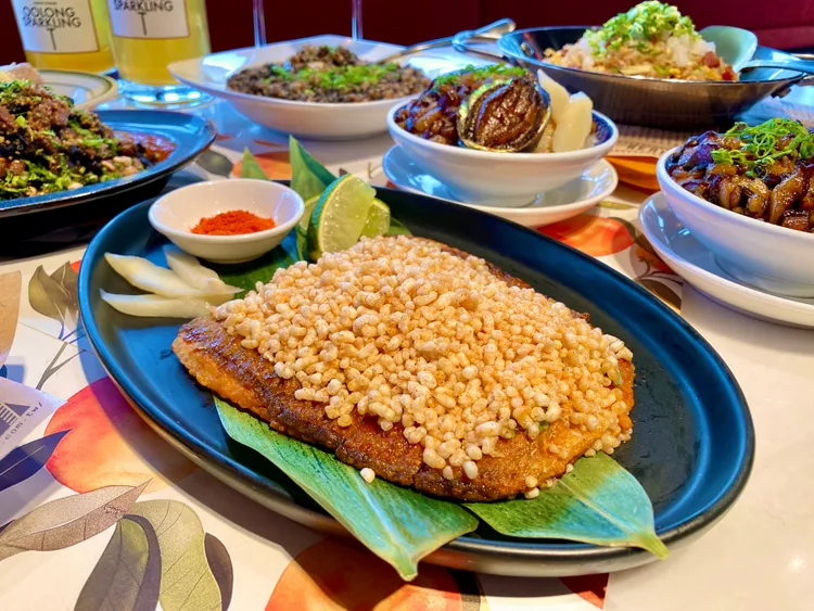 SHANN SHANN小香「香煎虱目魚」搭配滿滿酥脆鍋巴。莊偉祺攝