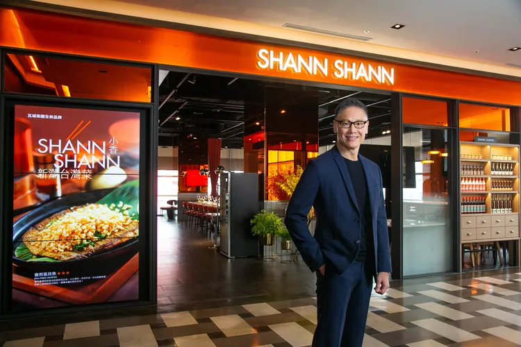 徐承義於SHANN SHANN小香首店門口。瓦城泰統提供