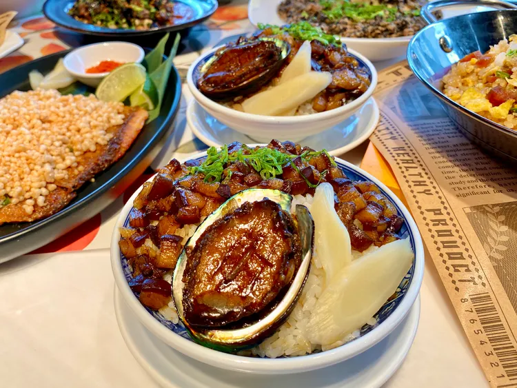 SHANN SHANN小香「九孔鮑魚滷肉飯」為主打招牌料理之一。莊偉祺攝