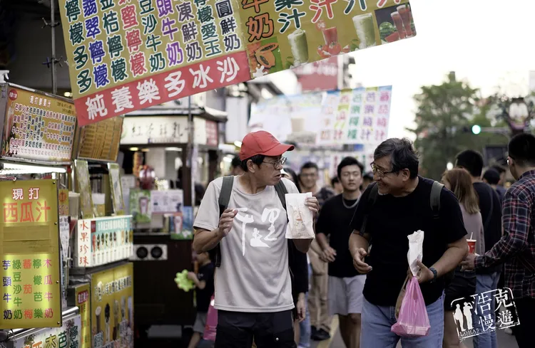 王浩一（右）、劉克襄赴宜蘭探訪羅東林業文化與太平山鐵道。公視提供