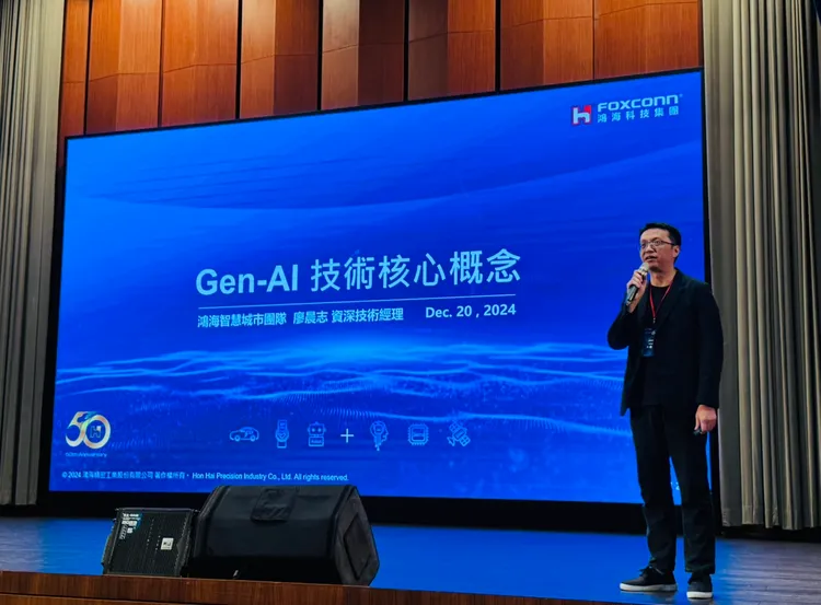 鴻海智慧城市團隊資深技術經理廖晨志，向雲林縣長張麗善以及縣府局處主管同仁科普GenAI核心技術。鴻海提供