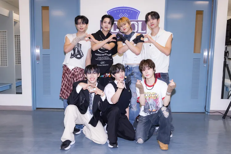 SCOOL男團選秀出道男團七人組(上排左起：王學駿、陳麒文、鄭美祥、陳柏佑、下排左起：彭义翔、帝翁、朴鎮佑) 。天空娛樂提供