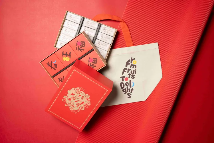 《微熱山丘》多款新年限定禮盒滿足送禮需求，厚禮數的新年雙層禮盒或是斗方造型小包裝，各式送禮場合、自用獨享均相宜。圖為新年雙層禮盒。業者提供