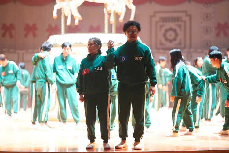 姜愛心（左）、梁東根扮演母子。Netflix提供