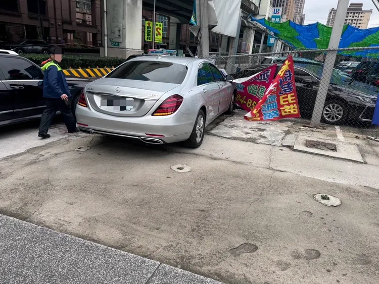 賓士車撞上停車場護欄才停下。警方提供