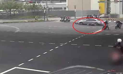 新莊銀色賓士衝撞機車停等區　9機車像保齡球瓶全倒！釀4傷