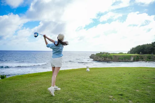 看小白球飛越關島湛藍海灣!世界百大高爾夫球場Onward Mangilao揮桿解鎖