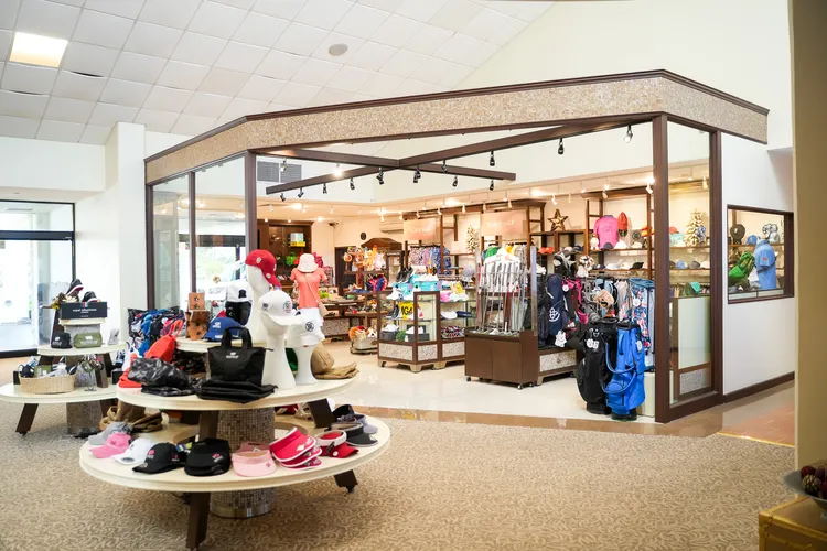 高爾夫用品店內則販售各式印有曼吉勞高爾夫俱樂部logo的精美商品，以及「23ku sports」等著名品牌的服飾。田欣雲攝影