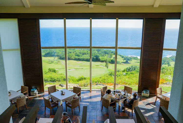 館內會所建在山丘之上，可以俯瞰球場及美麗的太平洋。田欣雲攝影